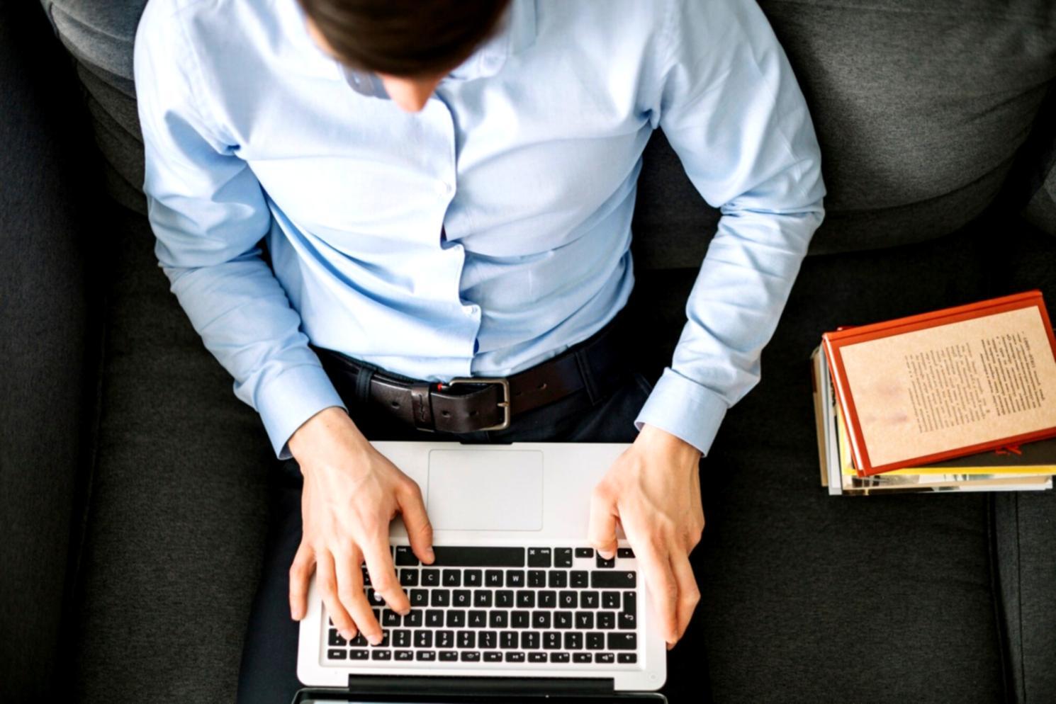 Profesionales trabajando en análisis financiero colaborativo