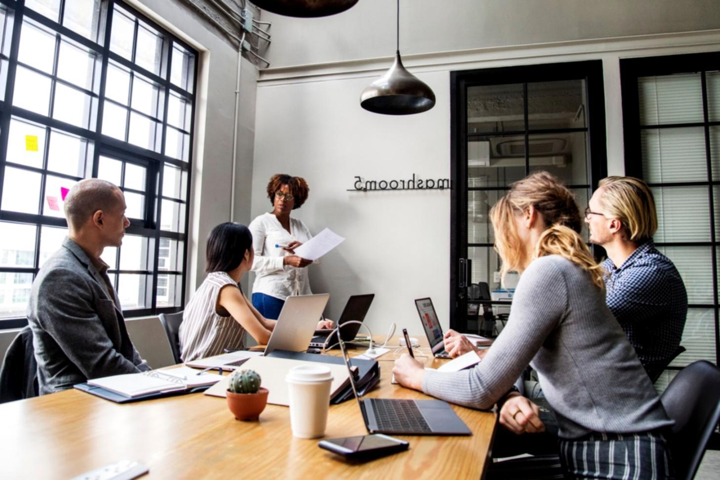 Espacio de trabajo colaborativo donde se desarrollan estrategias de comunicación empresarial